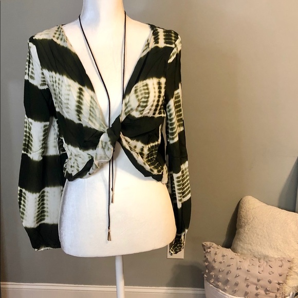 Line & Dot-Revolve - Shibori Reversible Twist Top - Picture 14 of 16